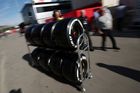 A to při nutnosti poznat letošní směsi pneumatik Pirelli není málo. Právě nedostatek ujetých kilometrů uváděl Hamilton za hlavní důvod, proč na začátku sezony 2018 bylo Ferrari nejrychlejší.
