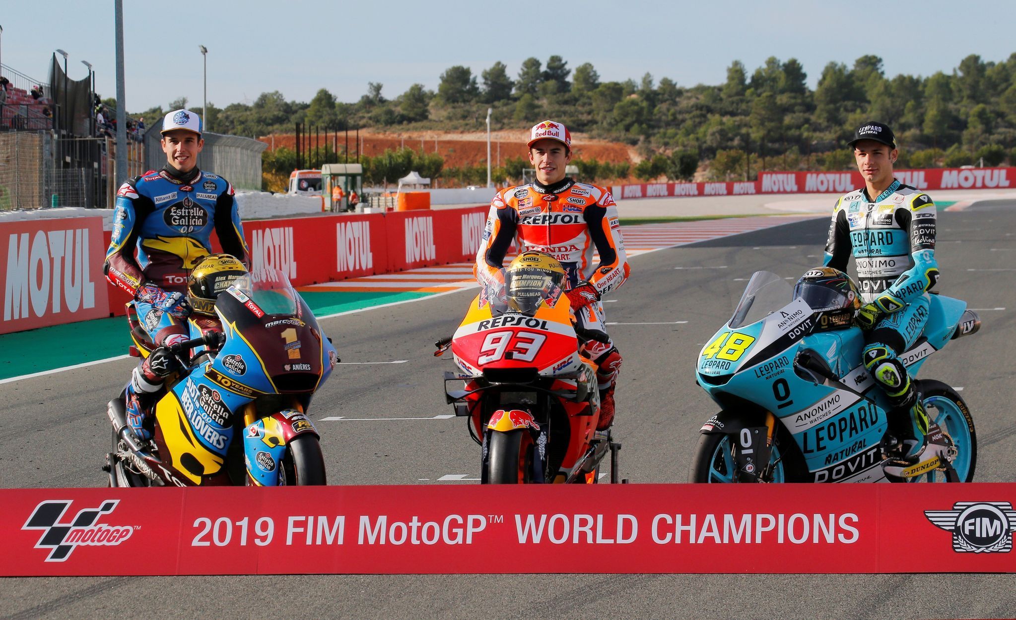 Mistři světa 2019: zleva Alex Marquez (Moto2), Marc Marquez (MotoGP) a Lorenzo Dalla Porta (Moto3)