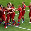 Čeští fotbalisté slaví gól Václava Pilaře v utkání Řecko - Česká republika na Euru 2012