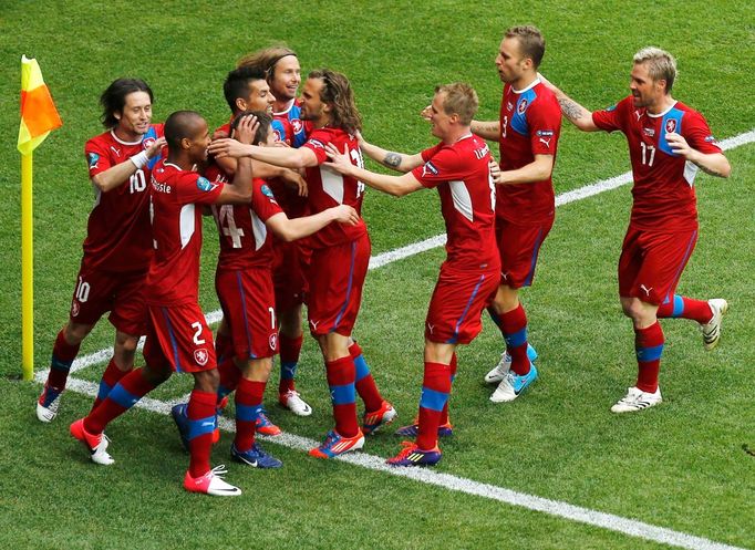 Čeští fotbalisté slaví gól Václava Pilaře během utkání Řecka s Českou republikou v základní skupině A na Euru 2012.