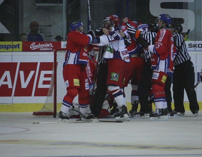 Šarvátka při utkání Česko - Rusko na Českých hokejových hrách v Brně