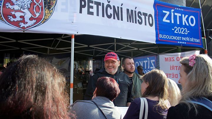 Policie vytáhla dezinformátora Zítka z auta, je podezřelý z hospodářských deliktů