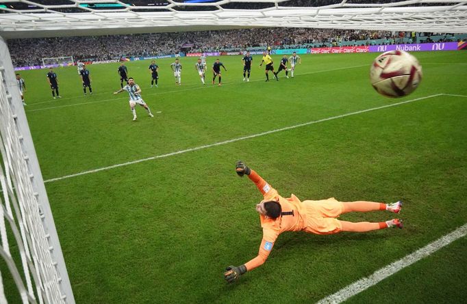 Lionel Messi dává gól z penalty v semifinále MS 2022 Argentina - Chorvatsko