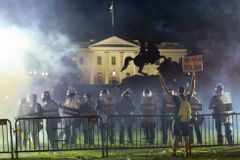 Protesty v USA pokračují. Do davu v Minneapolis najela cisterna, hořelo u Bílého domu