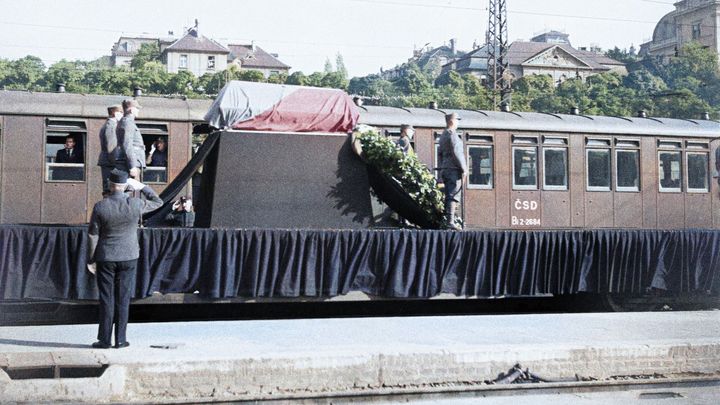 Foto: Před 85 lety se národ rozloučil s prezidentem Masarykem. Pohřeb byl manifestací; Zdroj foto: Aktuálně.cz, Kolorizace černobílého snímku: Dan Poláček, Zdrojový snímek: ČTK