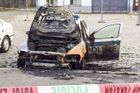 Policejní auto zapálené uskupením Síť revolučních buněk