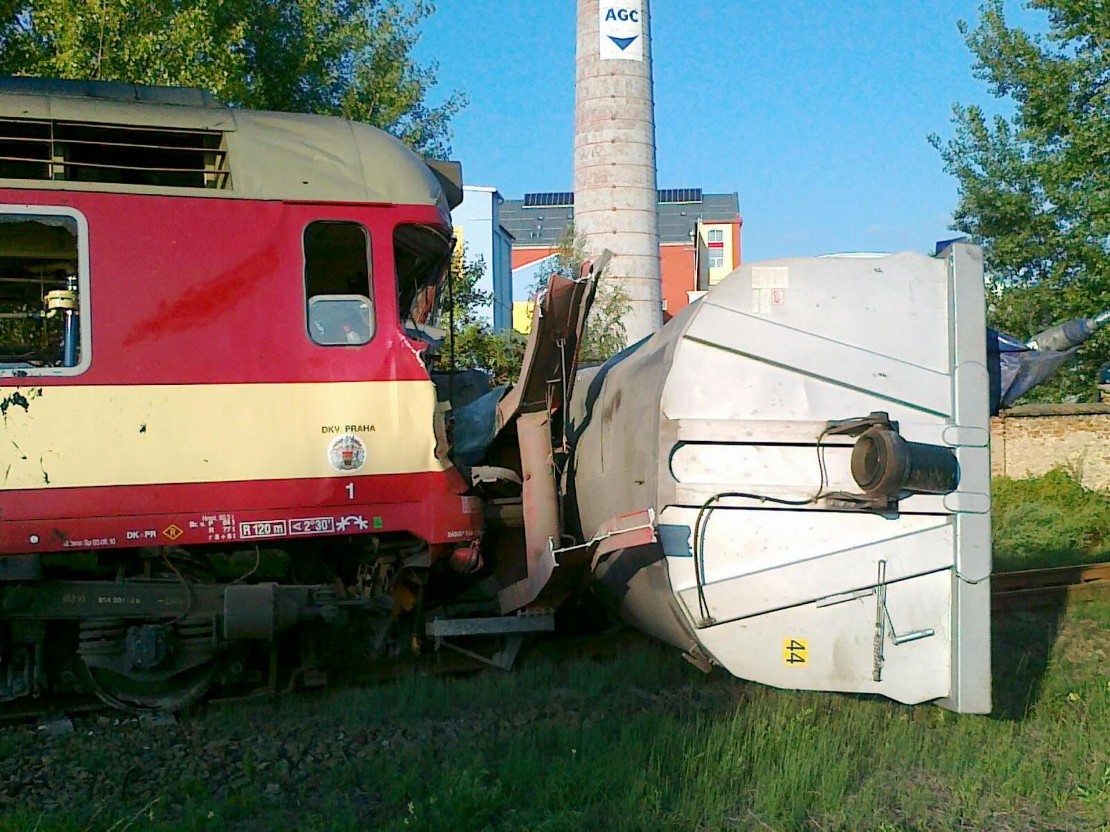Srážka vlaku s kamionem v Čakovicích