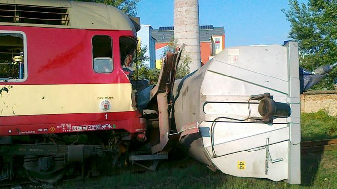 Srážka osobního vlaku s kamionem v Čakovicích