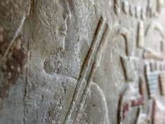 Detail hieroglyfu, který zobrazuje jednoho z královských zubařů. 5.dynastii egyptských vládců sloužil před 4000 lety