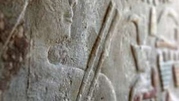 Detail hieroglyfu, který zobrazuje jednoho z královských zubařů. 5.dynastii egyptských vládců sloužil před 4000 lety