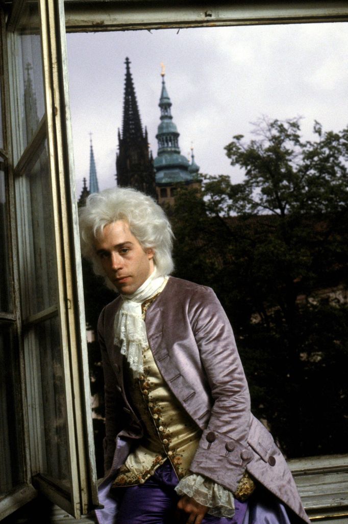 Tom Hulce jako Wolfgang Amadeus Mozart.