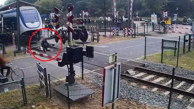 Žena dvakrát přeběhla železniční přejezd a jen o centimetry unikla jedoucímu vlaku.