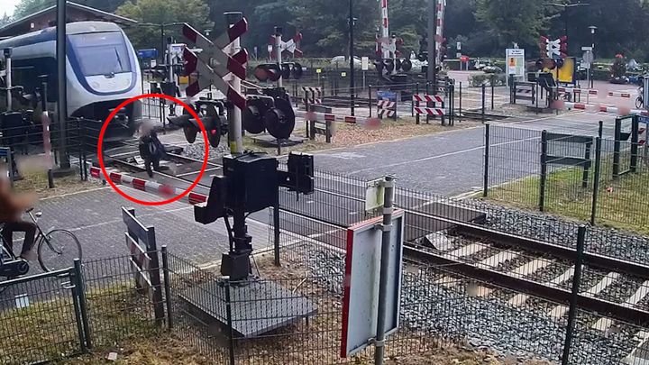 Mrazivý záběr z železničního přejezdu. Tohle nikdy nedělejte, varuje dopravce; Zdroj foto: Facebook/ProRail