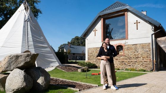 Statek u Prahy povstal z černé skládky. Vyhozené materiály manželé využili ve stavbě