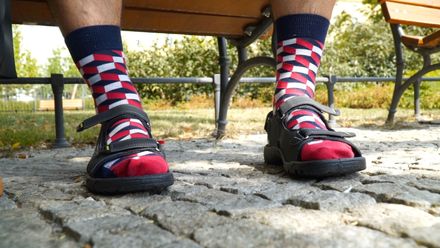 Veselovský vyzkoušel ponožky v sandálech. Žádné faux pas, ale zásadní módní doplněk, říká stylistka