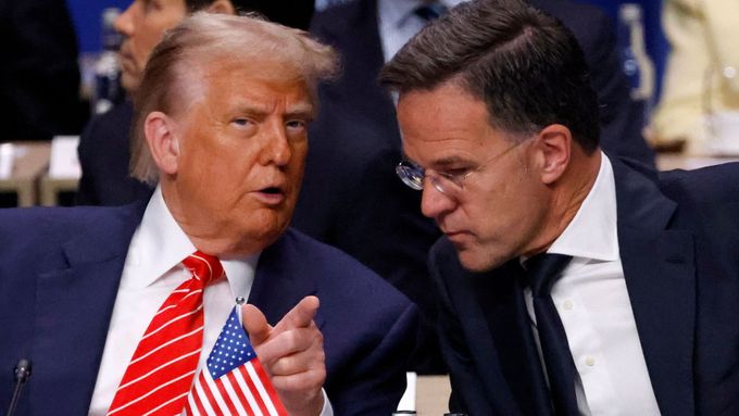 Donald Trump hovoří s generálním tajemníkem NATO Markem Rutte, když se účastní plenárního zasedání Severoatlantické rady.