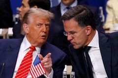Ví, jak uspokojit Trumpa. Manuál prezidentova našeptávače pro přežití NATO