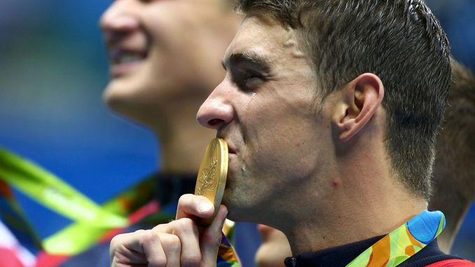 Michael Phelps se zlatou olympijskou medailí. Tradiční obrázek.