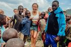 Děti v Burundi v sirotčinci, který řídí slovenská Baloo Charity. "Stali jsme se přáteli hned, jakmile jsem jim ukázala, jak si mohou dělat videa a fotky. Nemají telefon, tak jsem jim slíbila, že jim fotky vytisknu," říká Janka.