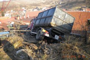 Na Vyškovsku skončila avie na střeše rodinného domu