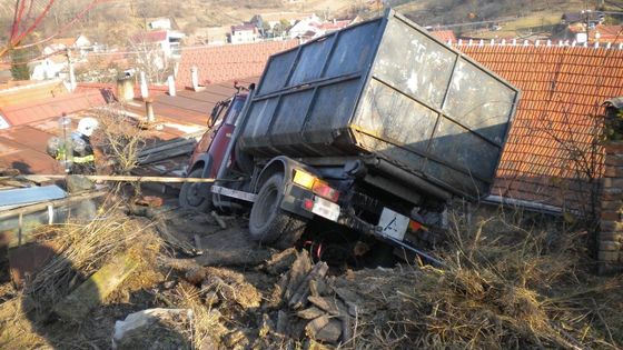 Na Vyškovsku skončila avie na střeše rodinného domu