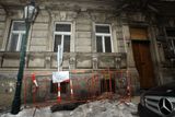 V domě ve Všehrdově ulici je již před započetím rekonstrukce prodáno několik bytů v řádu desítek milionů za jednotku.