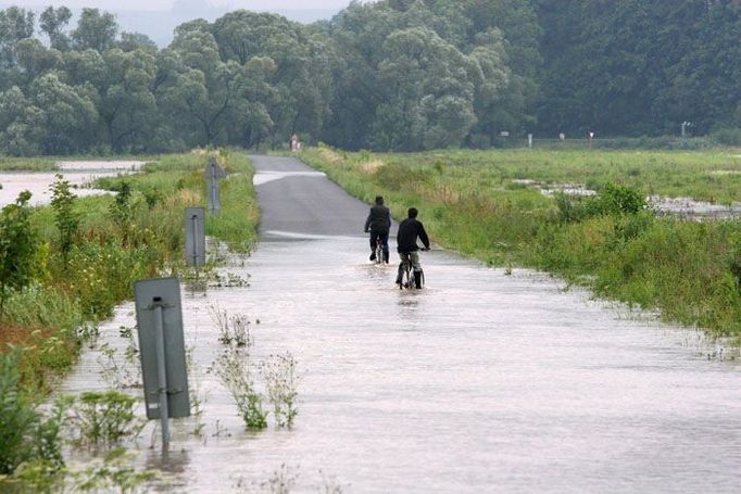 Jindy nenápadná říčka Smědá se už vylila do polí.