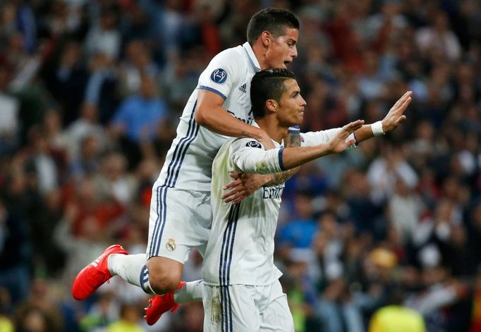 Cristiano Ronaldo a James Rodriguez z Realu slaví gól v síti Sportingu Lisabon.