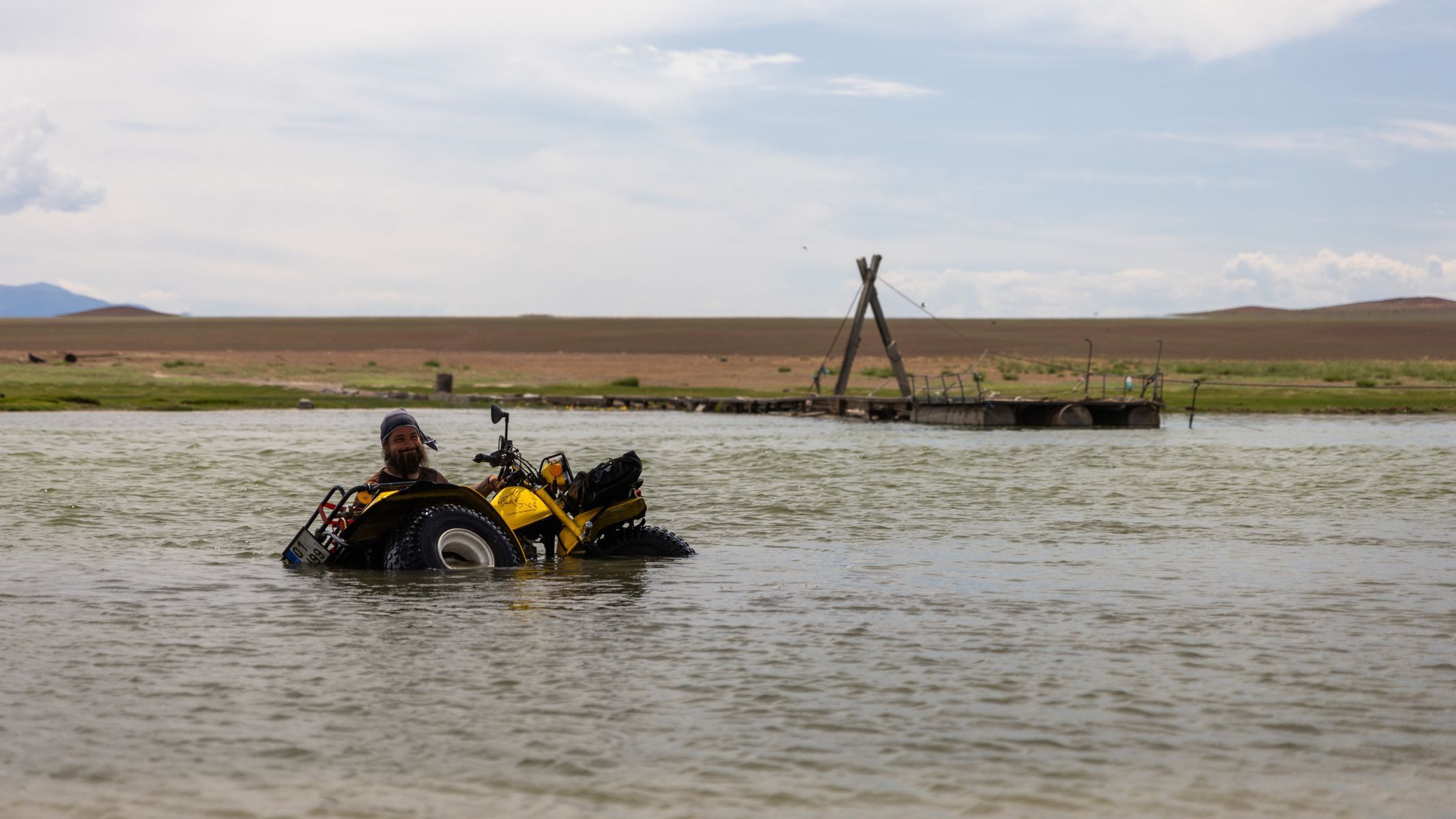 Žlutá žába pluje!