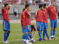 Španělští fotbalisté smutně sledují českou radost ve čtvrtfinále světového šampionátu.