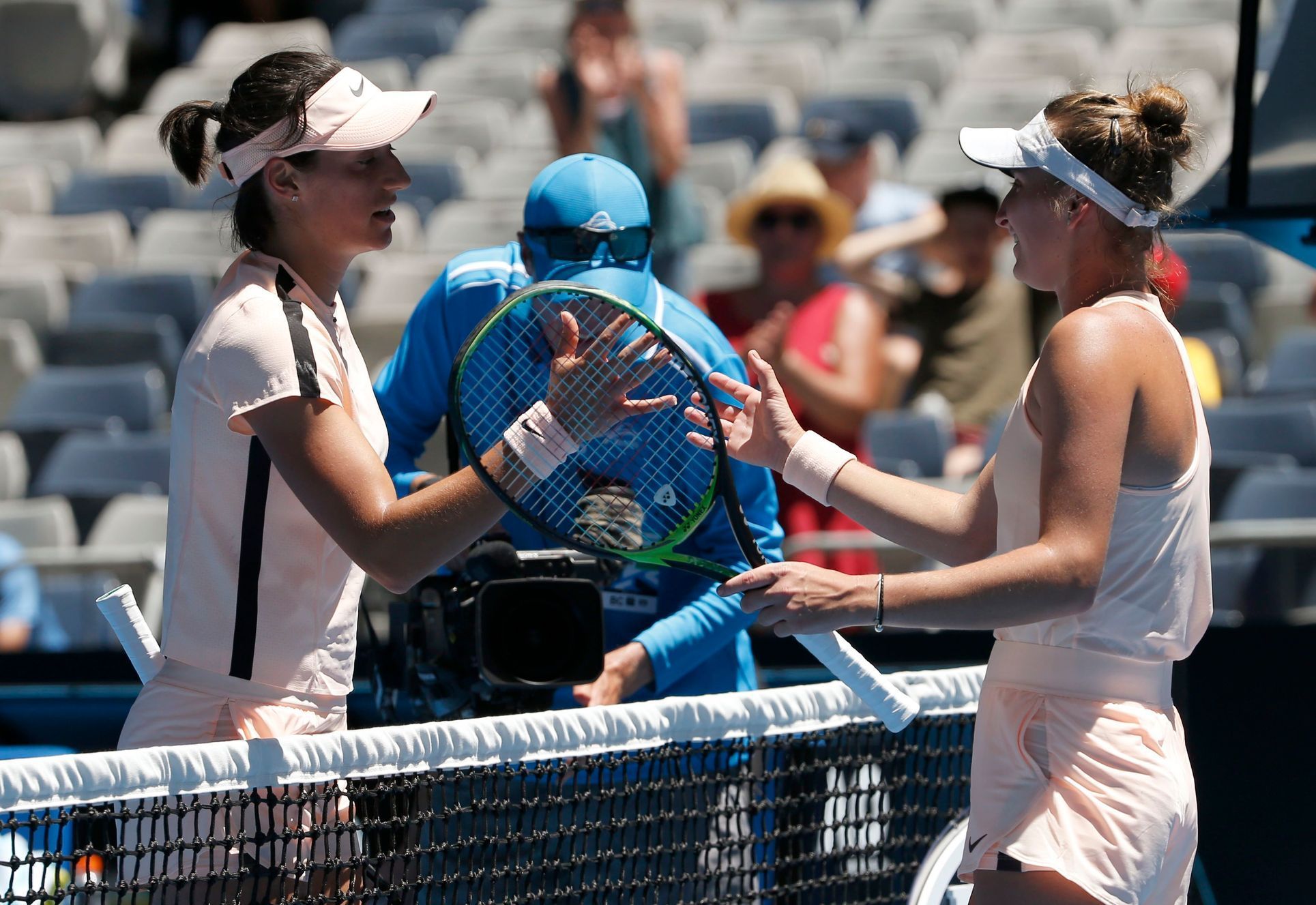 Caroline Garciaová a Markéta Vondroušová na Australian Open 2018