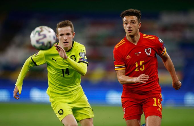 Ethan Ampadu a Jakub Jankto v utkání kvalifikace MS 2022 Wales - Česko