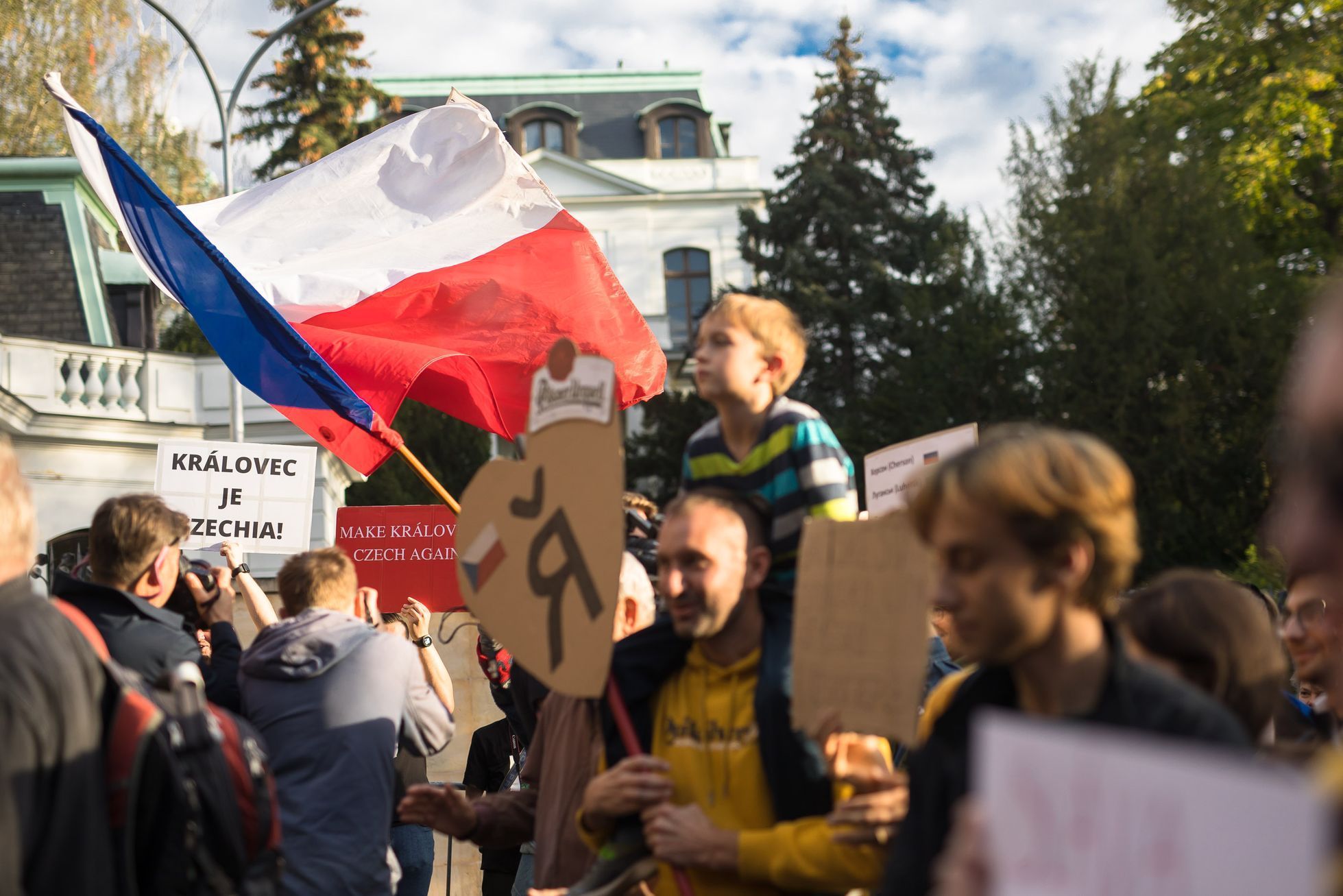 Královec, referendum o připojení, satirická akce před ruskou ambasádou