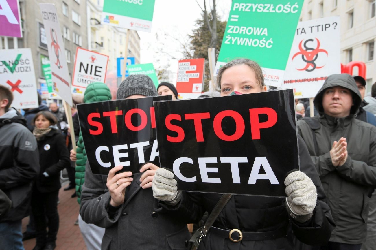 Protest proti dohodě CETA ve Varšavě, říjen 2016