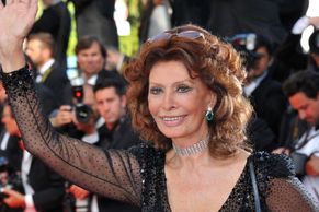 Sexsymbol a filmová hvězda z Říma. Italská herečka Sophia Lorenová slaví 85 let