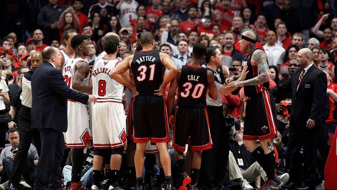 Konflikt basketbalistů Chicaga a Miami v play off NBA.