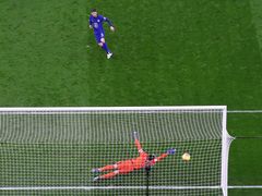 Jorginho z Chelsea proměňuje v utkání s Tottenhamem spornou penaltu v jediný gól utkání