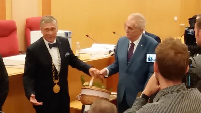 Miloš Zeman při návštěvě Ostravy dostal košík, který ozdobil autista