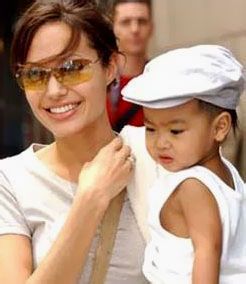 Angelina s adoptivním synem Maddoxem.