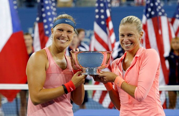 Lucie Hradecká a Andrea Hlaváčková oslavují vítězství na US Open 2013.