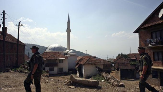 Němečtí vojáci z jednotek NATO hlídkují v kosovském městečku Skorobiště.