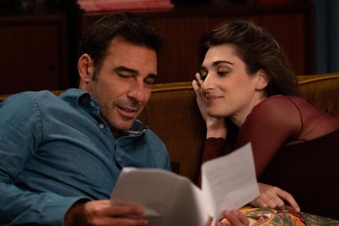 Z komedie Paola Genoveseho Bláznivě (2025).