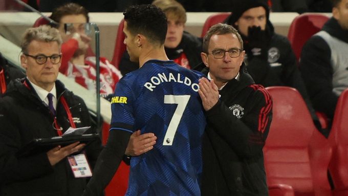 Cristiano Ronaldo míjí při svém střídání kouče Manchesteru United Ralfa Rangnicka