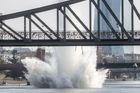 V řece ve Frankfurtu odpálili leteckou bombu z války, voda vystříkla až do 30 metrů