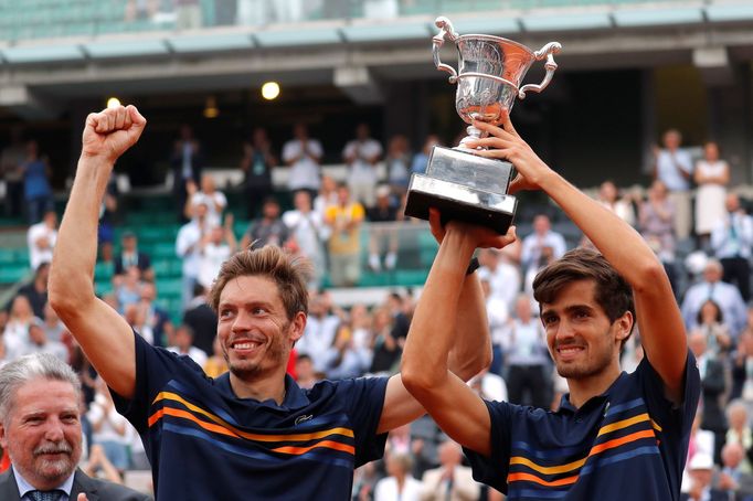 Nicolas Mahut (vlevo) a Pierre-Hugues Herbert slaví triumf ve čtyřhře na French Open 2018.