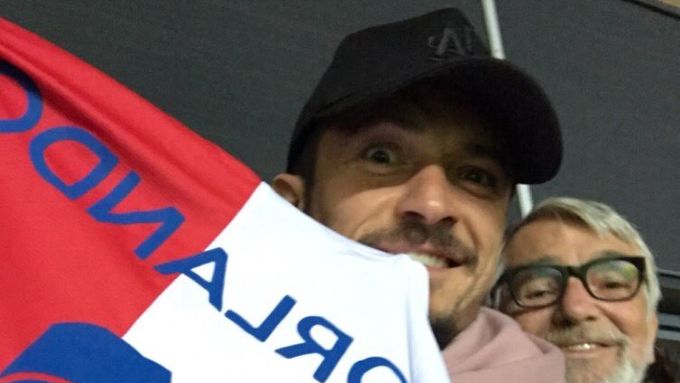 Orlando Bloom se chlubí slávistickým dresem na Instagramu. Za ním vykukuje Jiří Bartoška.
