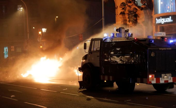 Policisté použili k rozehnání demonstrantů vodní děla...