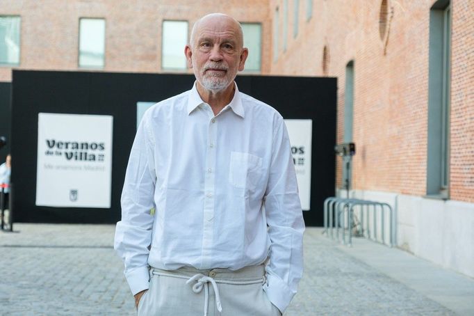 Herec John Malkovich na fotografii z roku 2022.