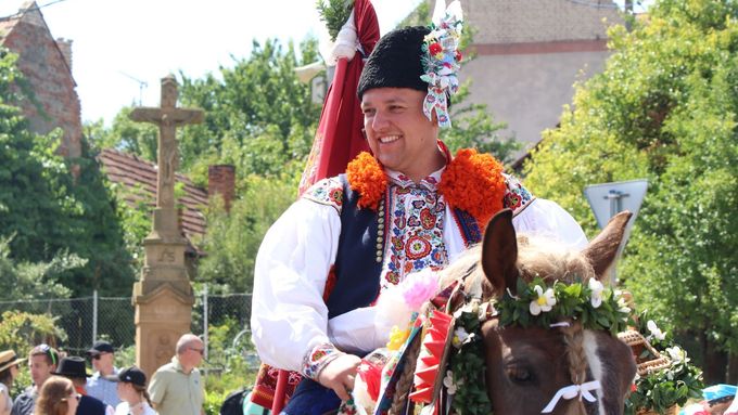 Aktuálně.cz přináší pohled na začátek Jízdy králů v Hluku, kdy jezdci volají první vyvolávky a starosta města David Hájek jim dává povolení k jízdě.