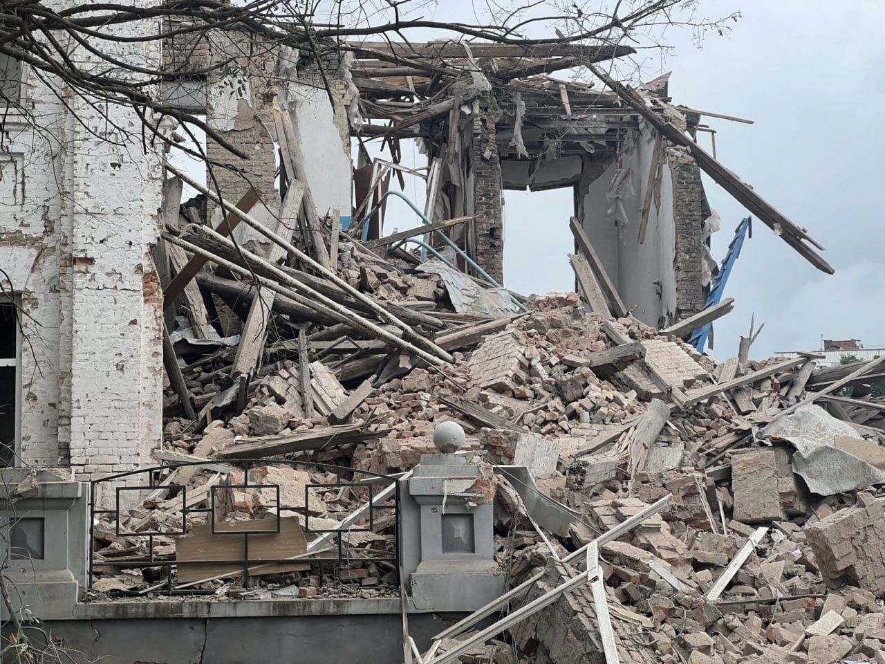 Zničená budova po ruském náletu na Orichiv.
